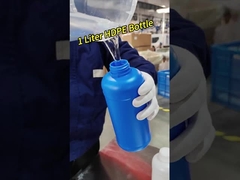 Blaue Plastikflasche Flüssigdünger Chemische Reagenzflasche